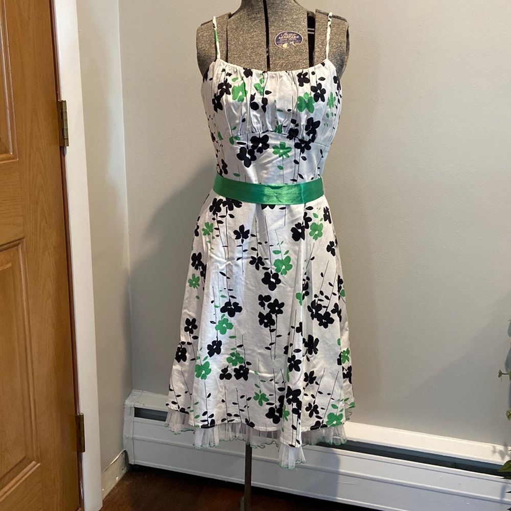 Summer dress size 10, fits like size 6-8 abdomen runs small, likely taken in